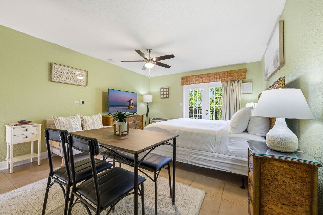 Desk, iron/ironing board, WiFi, bed sheets