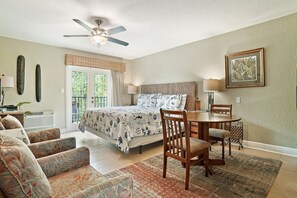 Escritorio, tabla de planchar con plancha, wifi y ropa de cama