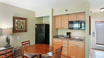 Réfrigérateur, micro-ondes, plaque de cuisson, cafetiÚre/bouilloire