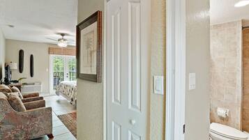 Bureau, fer et planche Ă repasser, Wi-Fi, draps fournis