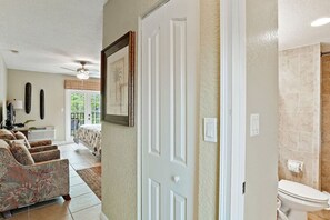 Bureau, fer et planche à repasser, Wi-Fi, draps fournis