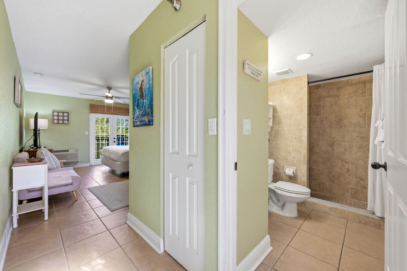 Skrivebord, strykejern/-brett, wi-fi og sengetøy