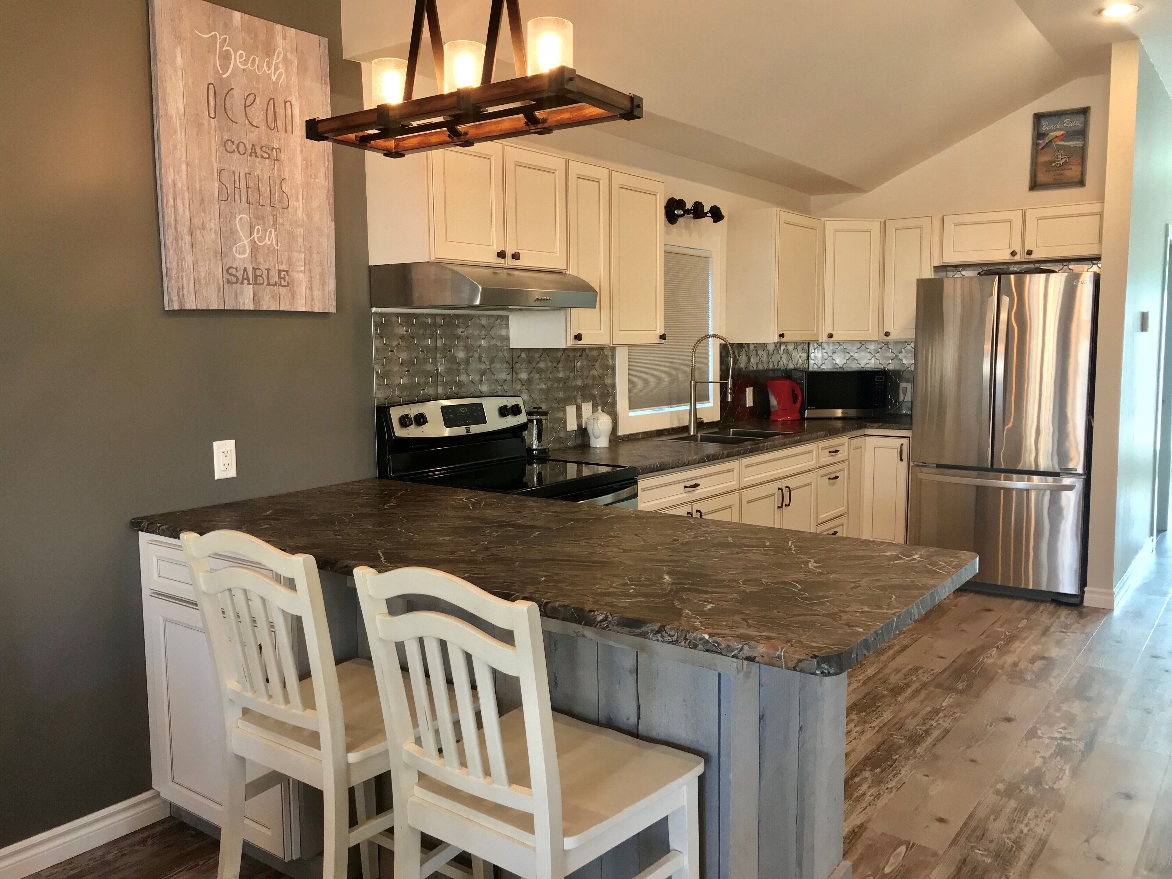 Réfrigérateur, micro-ondes, four, plaque de cuisson