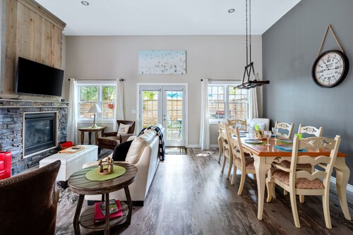    Cozy Crystal Beach Cottage,1 Minute Walk to Bay Beach. Sleep 6.