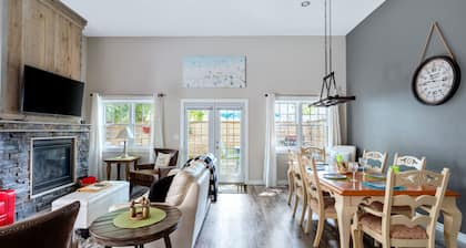 Cozy Crystal Beach Cottage,1 Minute Walk to Bay Beach. Sleep 6.