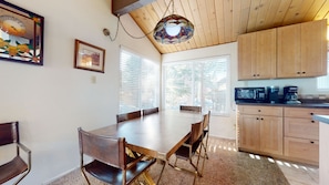Dining - Spacious Quiet Corner Unit, Short Walk to Shops & Restaurants, Gas Grill (Mammoth Lakes)