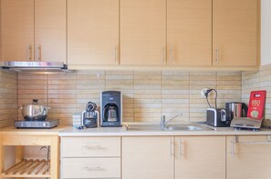 Frigorífico, microondas, horno y placa de cocina