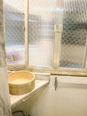 Dusche, Haartrockner, Handtücher, Seife