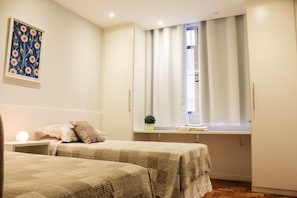 3 bedrooms, desk, iron/ironing board, WiFi - Copacabana beach block in the most popular street with lots of comfort! (Rio de Janeiro)