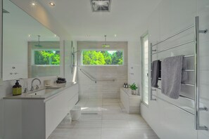 Ensemble douche/baignoire, sèche-cheveux, peignoirs, serviettes fournies