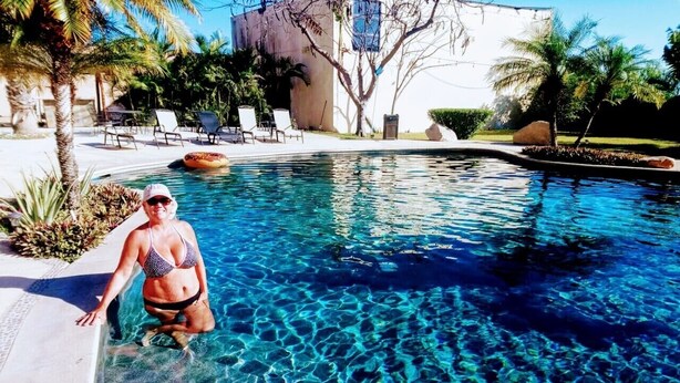 Ein klares Schwimmbecken mit einer Frau in einem Bikini.