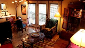 Smart TV, fireplace, books, stereo