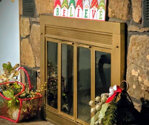 Exterior detail - St. Louisan 4BD/4BA - Close to Branson, on Table Rock Lake, 2mi to SDC (Branson)