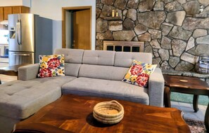 Smart TV, fireplace, DVD player, stereo - St. Louisan 4BD/4BA - Close to Branson, on Table Rock Lake, 2mi to SDC (Branson)