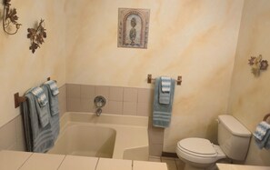 Shower, jetted tub, hair dryer, towels - St. Louisan 4BD/4BA - Close to Branson, on Table Rock Lake, 2mi to SDC (Branson)