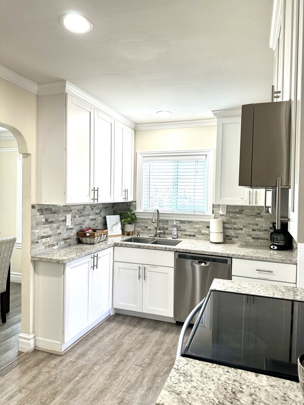 Køleskab, mikrobølgeovn, ovn, kogeplade