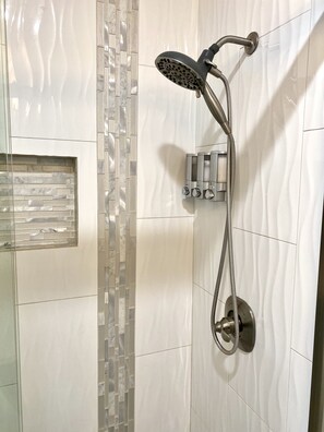 Dusche, Haartrockner, Handtücher, Seife
