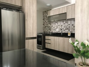 Fridge, microwave, oven, stovetop - Wonderful apartment in Praia dos Ingleses with pool. (Florianópolis)