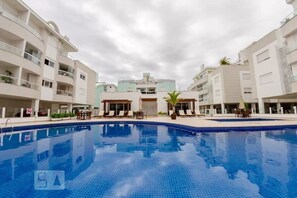 Outdoor pool - Wonderful apartment in Florianópolis, on Ingleses Beach. With a swimming pool. (Florianópolis)