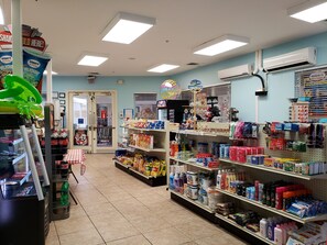 Gift shop - Luxury Windsor Hills Villa 5BR/5BA 5 Min to Disney Free Resort Amenities (Kissimmee)