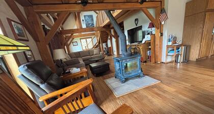 Private Post & Beam Home Ideal for Family or Group Gatherings