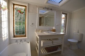 Dusche, Whirlpool, Haartrockner, Handtücher