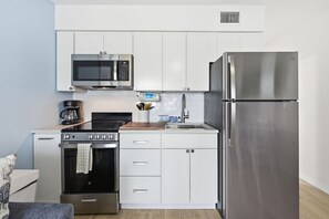 Geladeira, micro-ondas, cooktop, cafeteira/chaleira