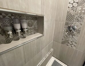 Shower, rainfall showerhead, hair dryer, towels - Launchpad~3 Beds,  Rain Shower, Top Golf NearBy (Thornton)