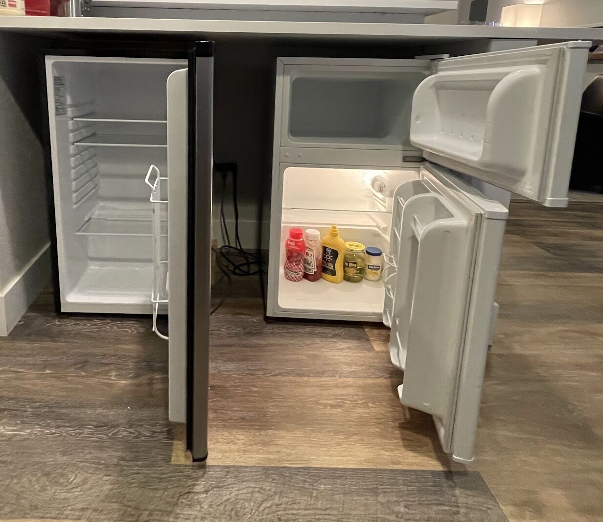 Refrigerador obert amb prestatges i un compartiment congelador.