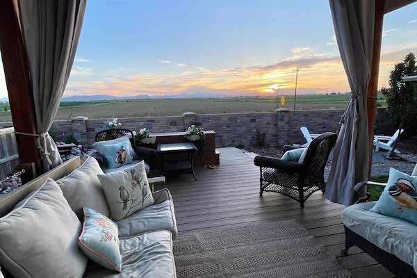 Our backyard shared Deck for you to enjoy the sunset or sunrise.