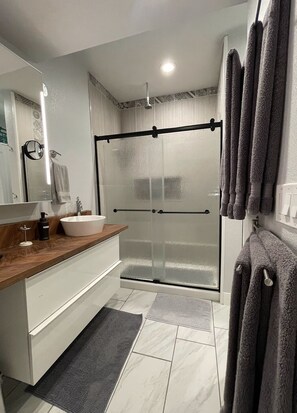 Shower, rainfall showerhead, hair dryer, towels - Launchpad~3 Beds,  Rain Shower, Top Golf NearBy (Thornton)