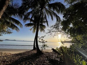 在海滩、沙滩椅、沙滩毛巾