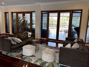 智能电视、DVD 播放器、乒乓球、书