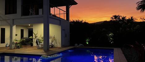 Een buitenzwembad en een verwarmd zwembad