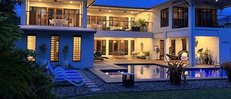 Piscina a l'aire lliure i piscina climatitzada