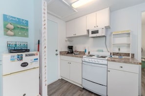 Køleskab, mikrobølgeovn, ovn, kogeplade