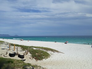 På stranden