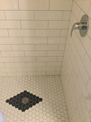 Een douche, een haardroger, handdoeken, zeep