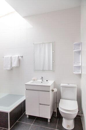 Combined shower/bathtub, hair dryer, towels