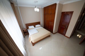 2 habitaciones, escritorio, tabla de planchar con plancha y wifi gratis