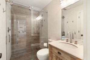 Bañera con ducha, secador de pelo, toallas, papel higiénico