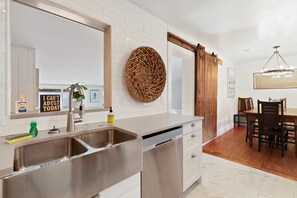 冰箱、微波炉、烤箱、炉灶