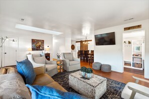 智能电视、壁炉、电子游戏、书