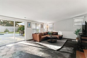 智能电视、壁炉、电子游戏、书