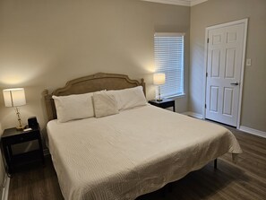 2 slaapkamers, een strijkplank/strijkijzer, internet, beddengoed