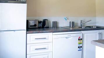 Een koelkast, een microgolfoven, een oven, een kookplaat