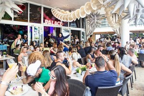 Outdoor dining - >>>VERSACE MANSION VIEW ONE BEDROOM SUITE<<< (Miami Beach)