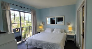 1 bedroom, hypo-allergenic bedding, desk, iron/ironing board - >>>VERSACE MANSION VIEW ONE BEDROOM SUITE<<< (Miami Beach)