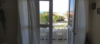 Comfortable apartment on Praia do Futuro beach with Wi-Fi, 1 parking space, and air conditioning.