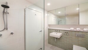 Dusche, Haartrockner, Handtücher